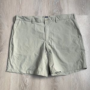Gap men’s khaki 8” tech shorts